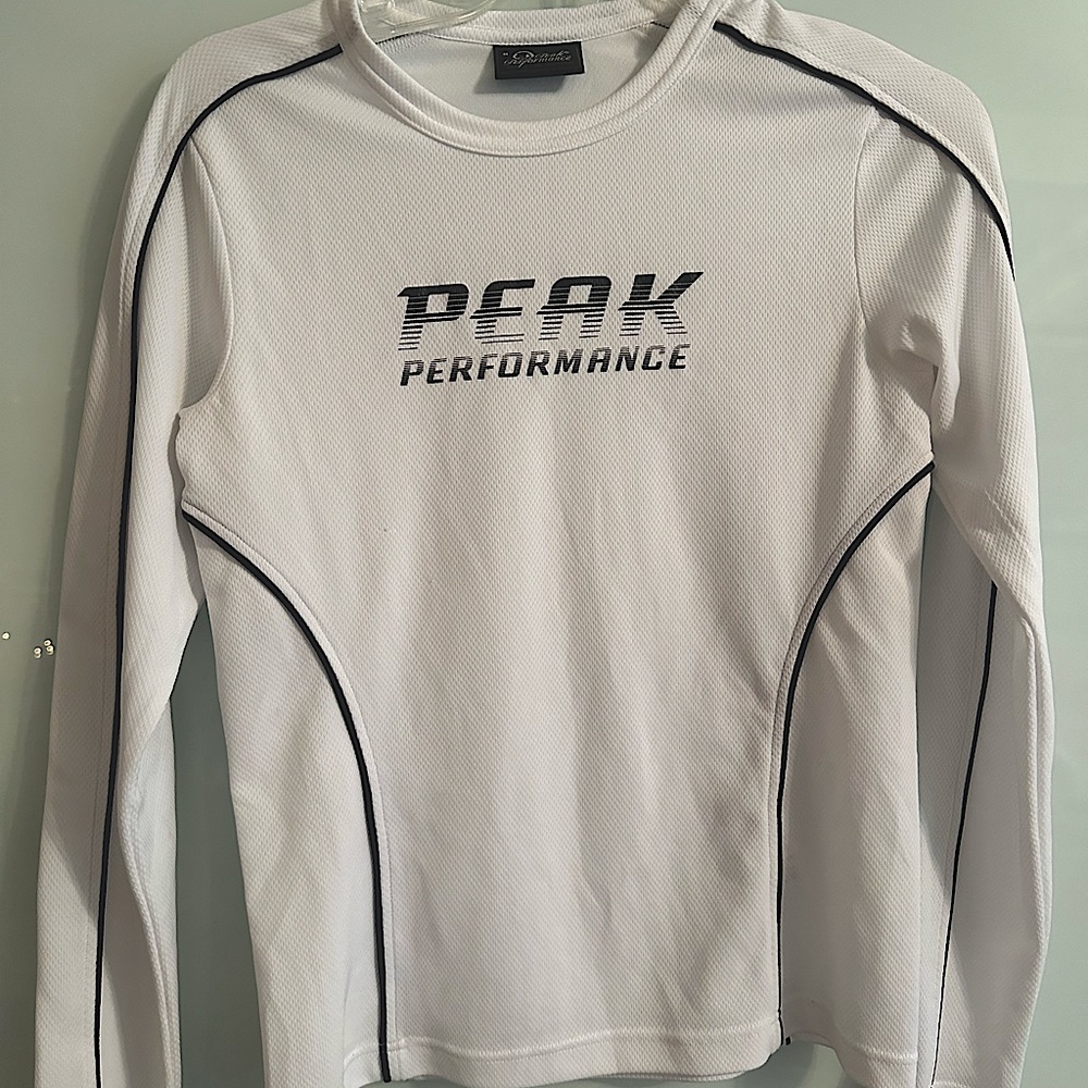 Brand New Peak Performance Wemen Top size Medium